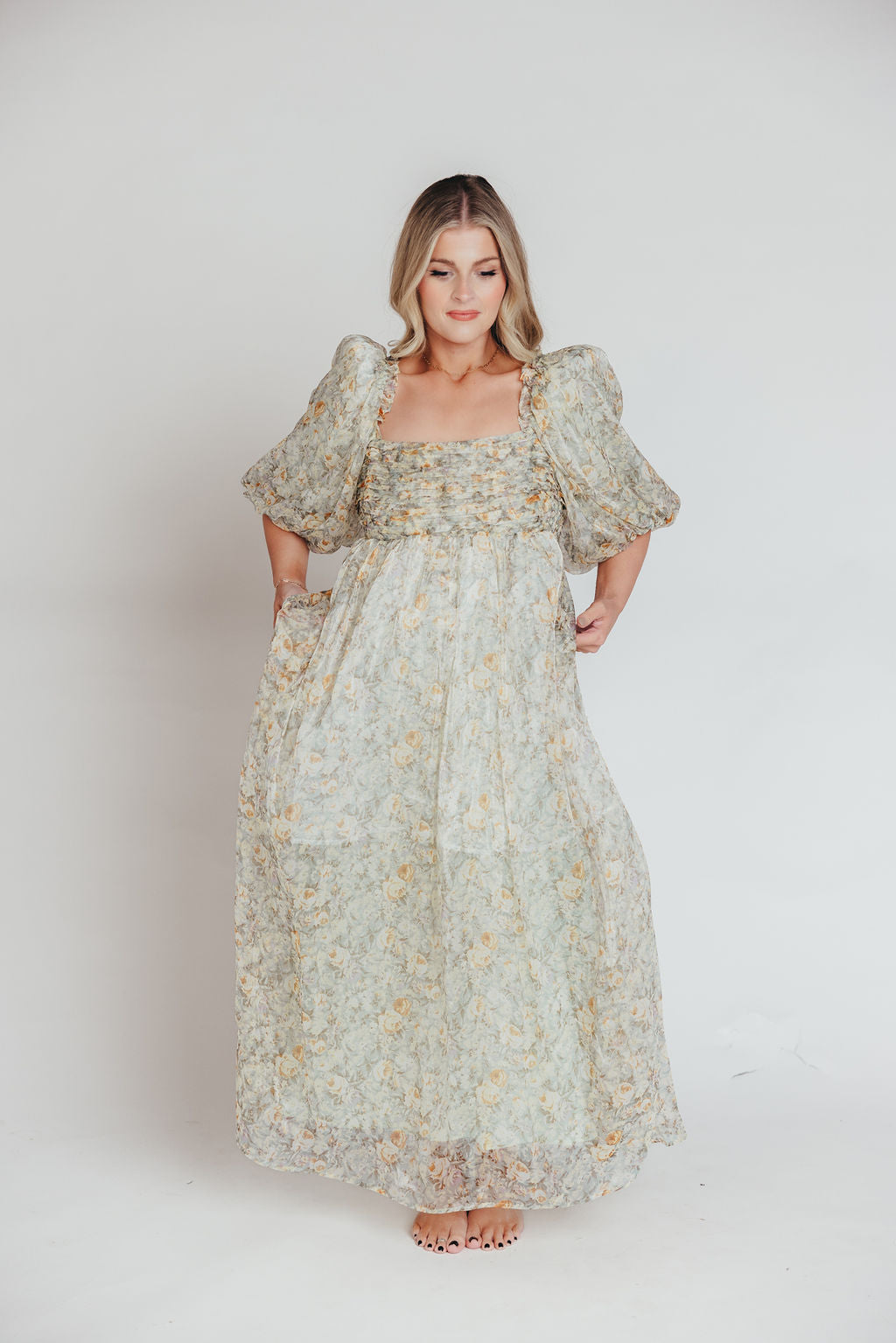 Melody-maxikleid mit falten und salbeifarbener blumenschleife – stoßfest und inklusive größe (S-3XL)