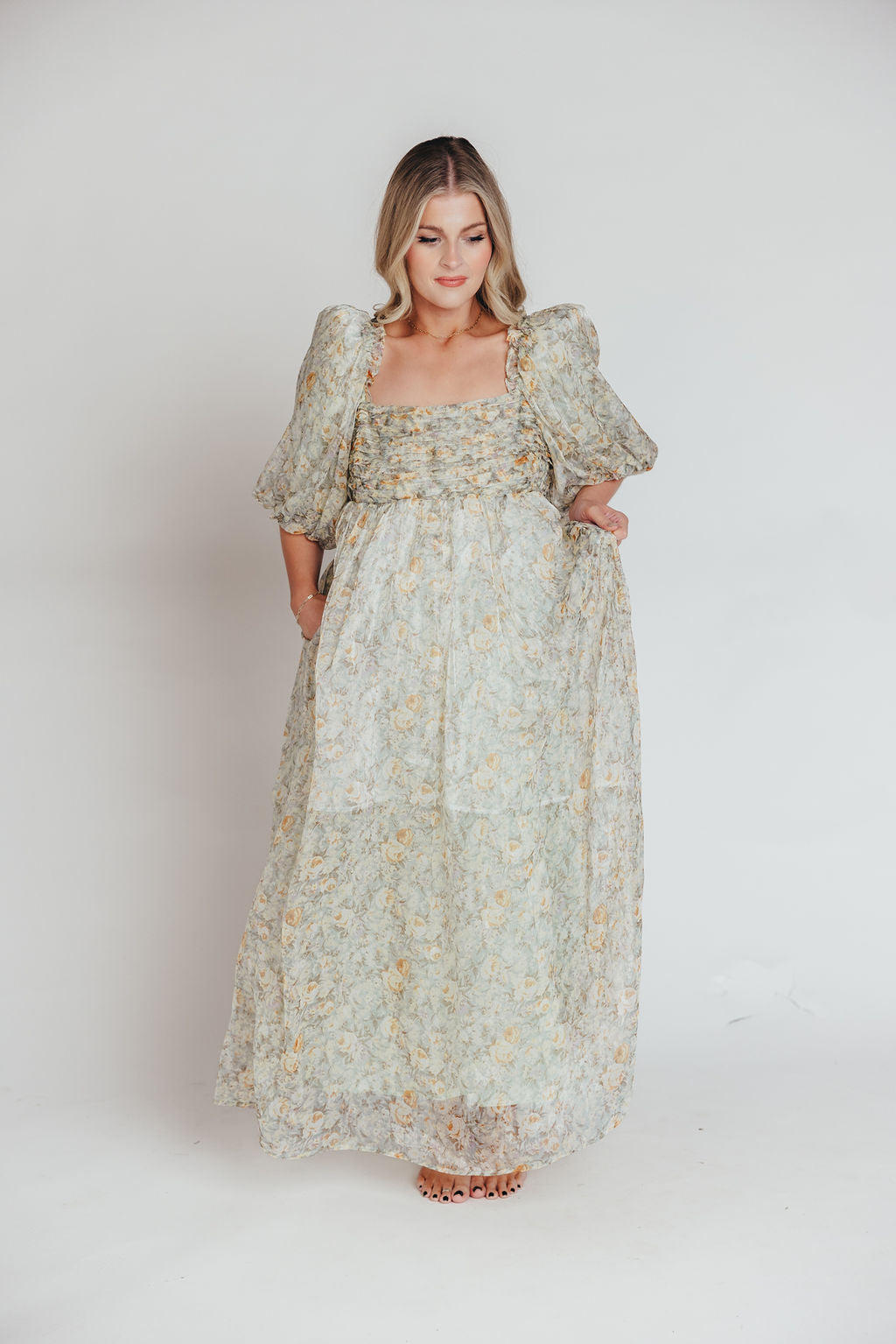 Melody-maxikleid mit falten und salbeifarbener blumenschleife – stoßfest und inklusive größe (S-3XL)