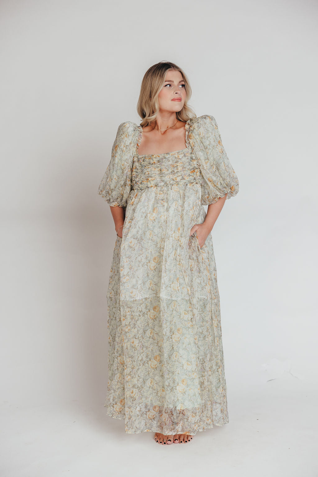 Melody-maxikleid mit falten und salbeifarbener blumenschleife – stoßfest und inklusive größe (S-3XL)