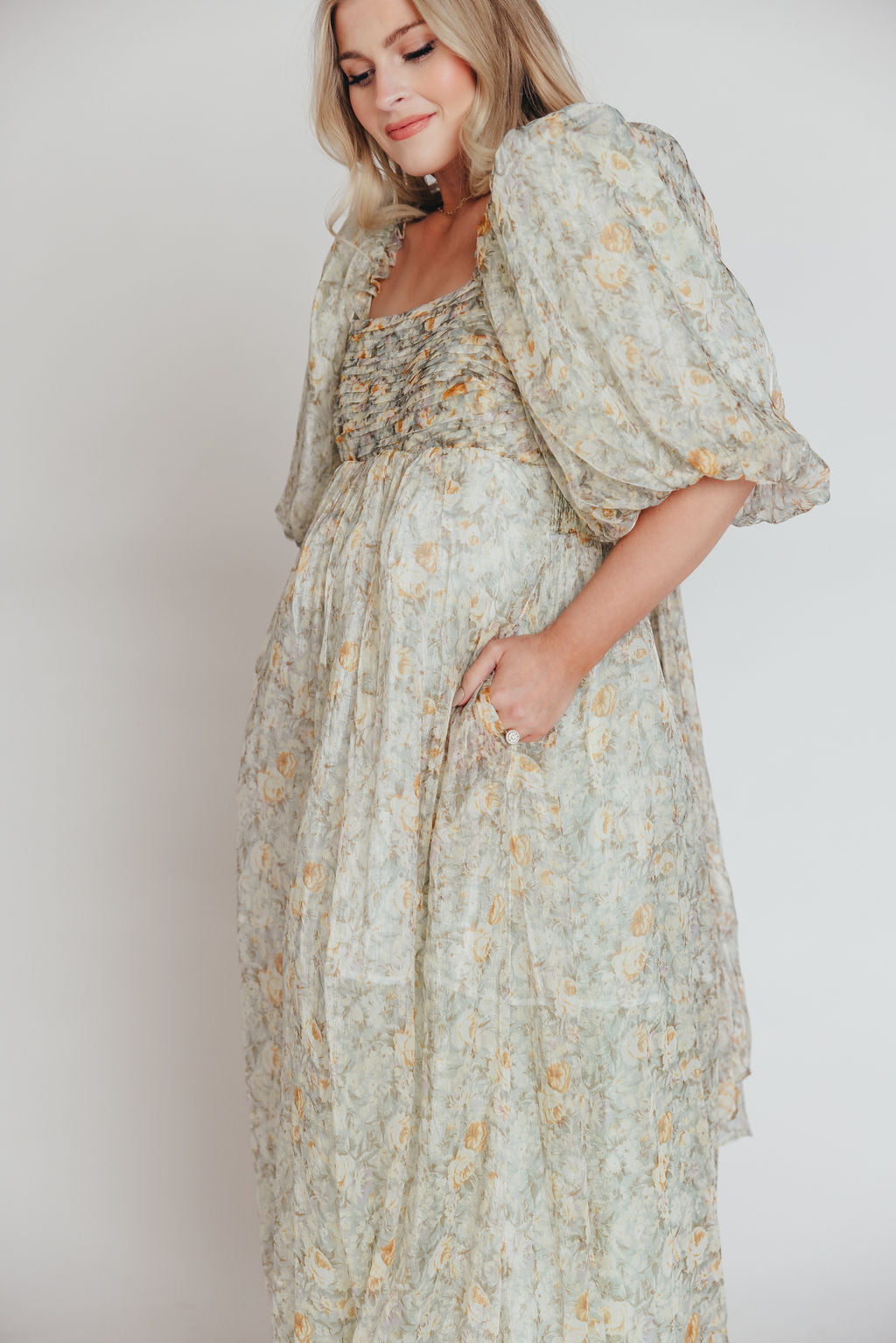 Melody-maxikleid mit falten und salbeifarbener blumenschleife – stoßfest und inklusive größe (S-3XL)