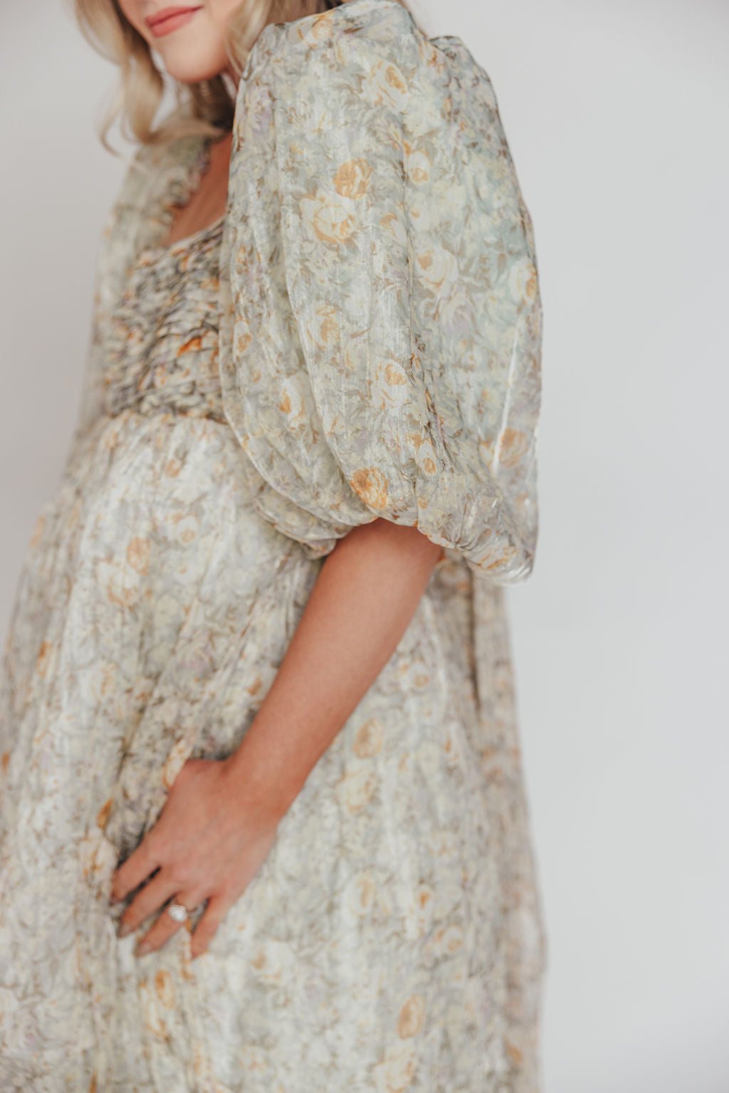 Melody-maxikleid mit falten und salbeifarbener blumenschleife – stoßfest und inklusive größe (S-3XL)