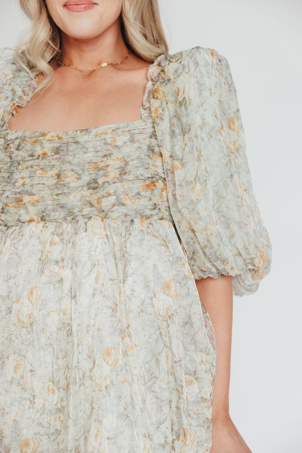 Melody-maxikleid mit falten und salbeifarbener blumenschleife – stoßfest und inklusive größe (S-3XL)