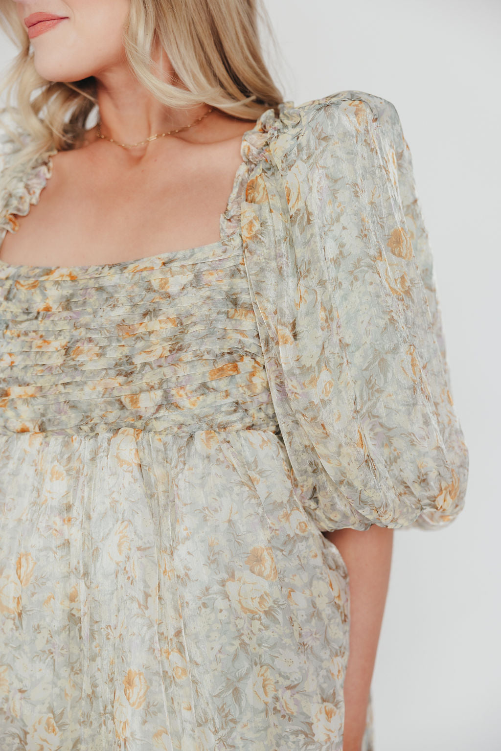 Melody-maxikleid mit falten und salbeifarbener blumenschleife – stoßfest und inklusive größe (S-3XL)