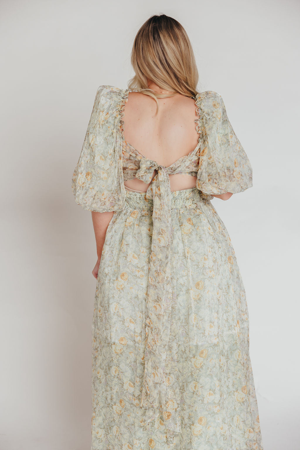 Melody-maxikleid mit falten und salbeifarbener blumenschleife – stoßfest und inklusive größe (S-3XL)