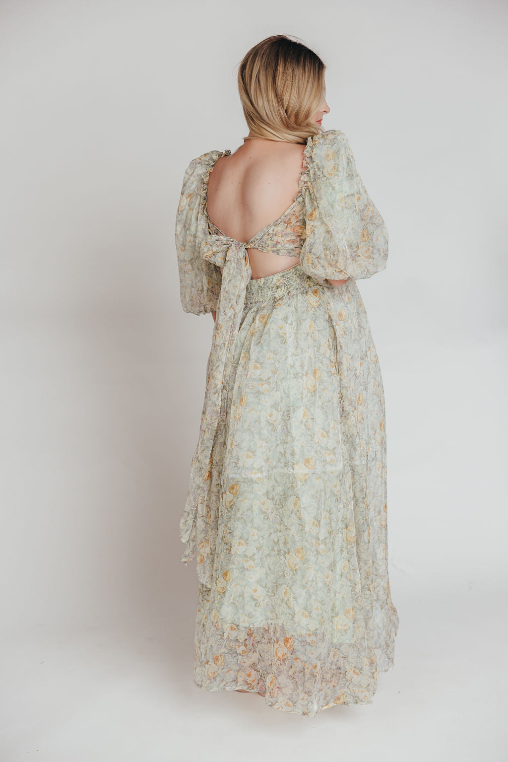 Melody-maxikleid mit falten und salbeifarbener blumenschleife – stoßfest und inklusive größe (S-3XL)
