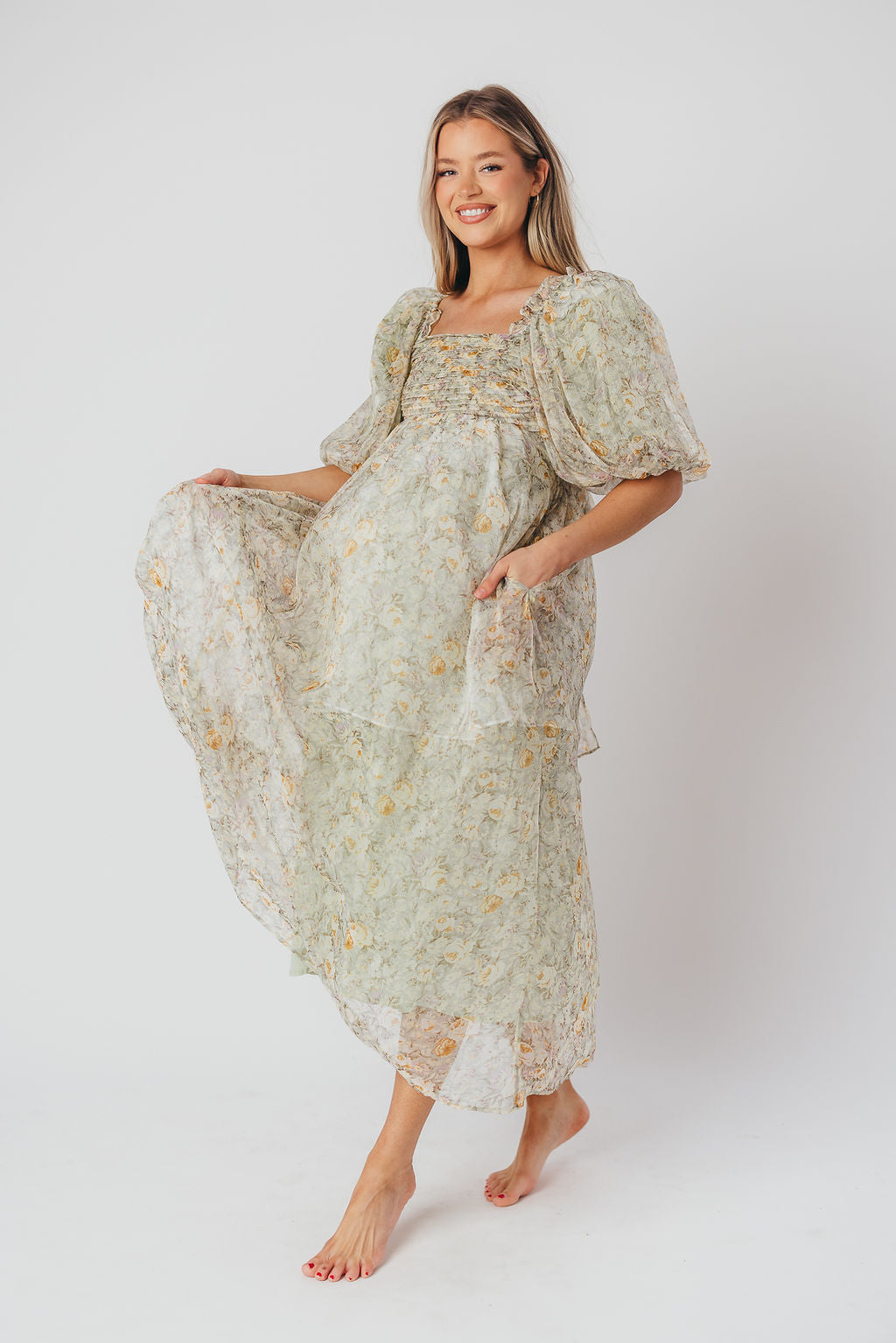 Melody-maxikleid mit falten und salbeifarbener blumenschleife – stoßfest und inklusive größe (S-3XL)