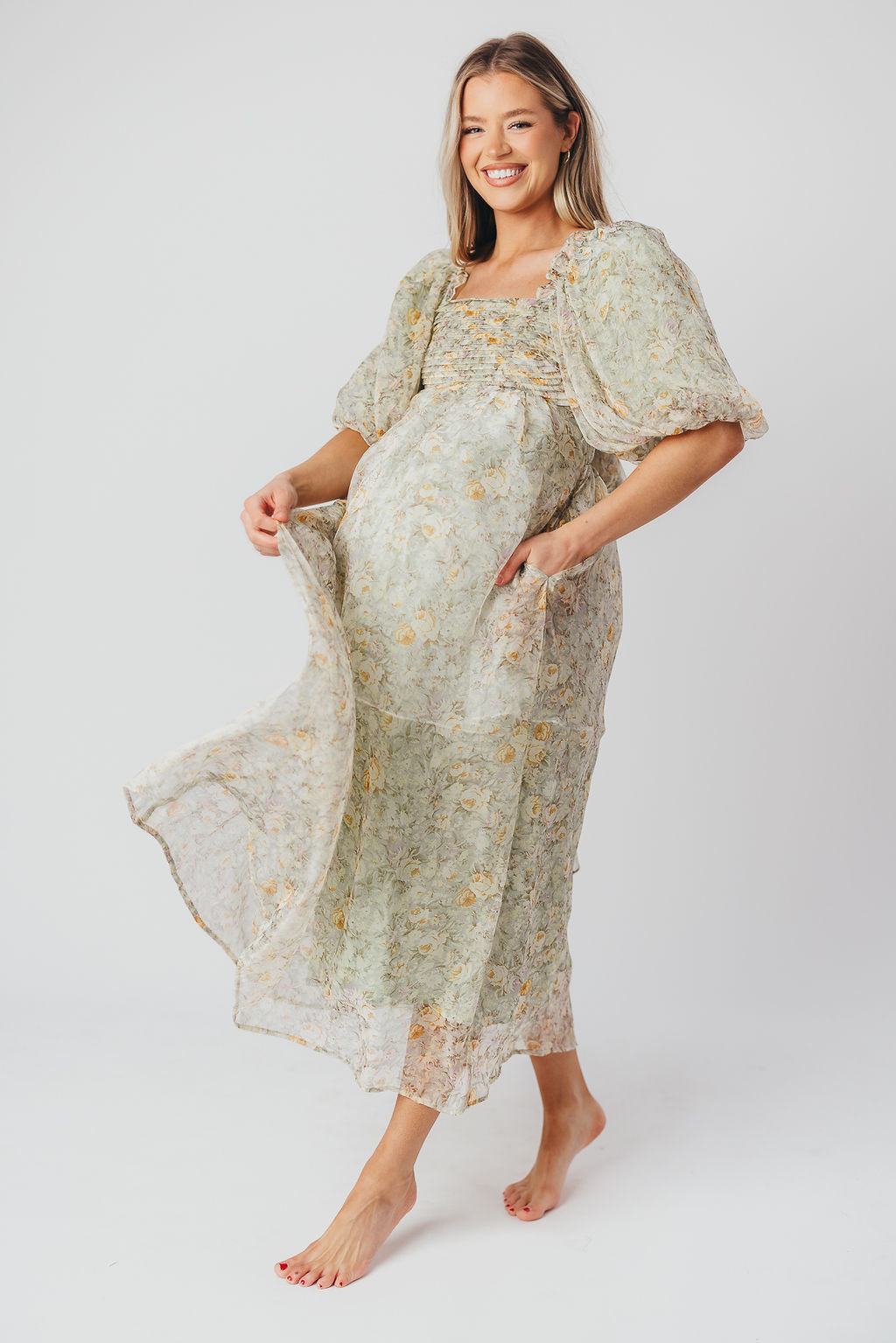 Melody-maxikleid mit falten und salbeifarbener blumenschleife – stoßfest und inklusive größe (S-3XL)