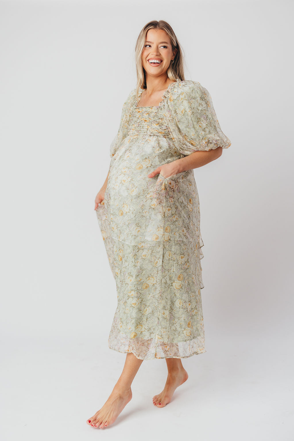 Melody-maxikleid mit falten und salbeifarbener blumenschleife – stoßfest und inklusive größe (S-3XL)
