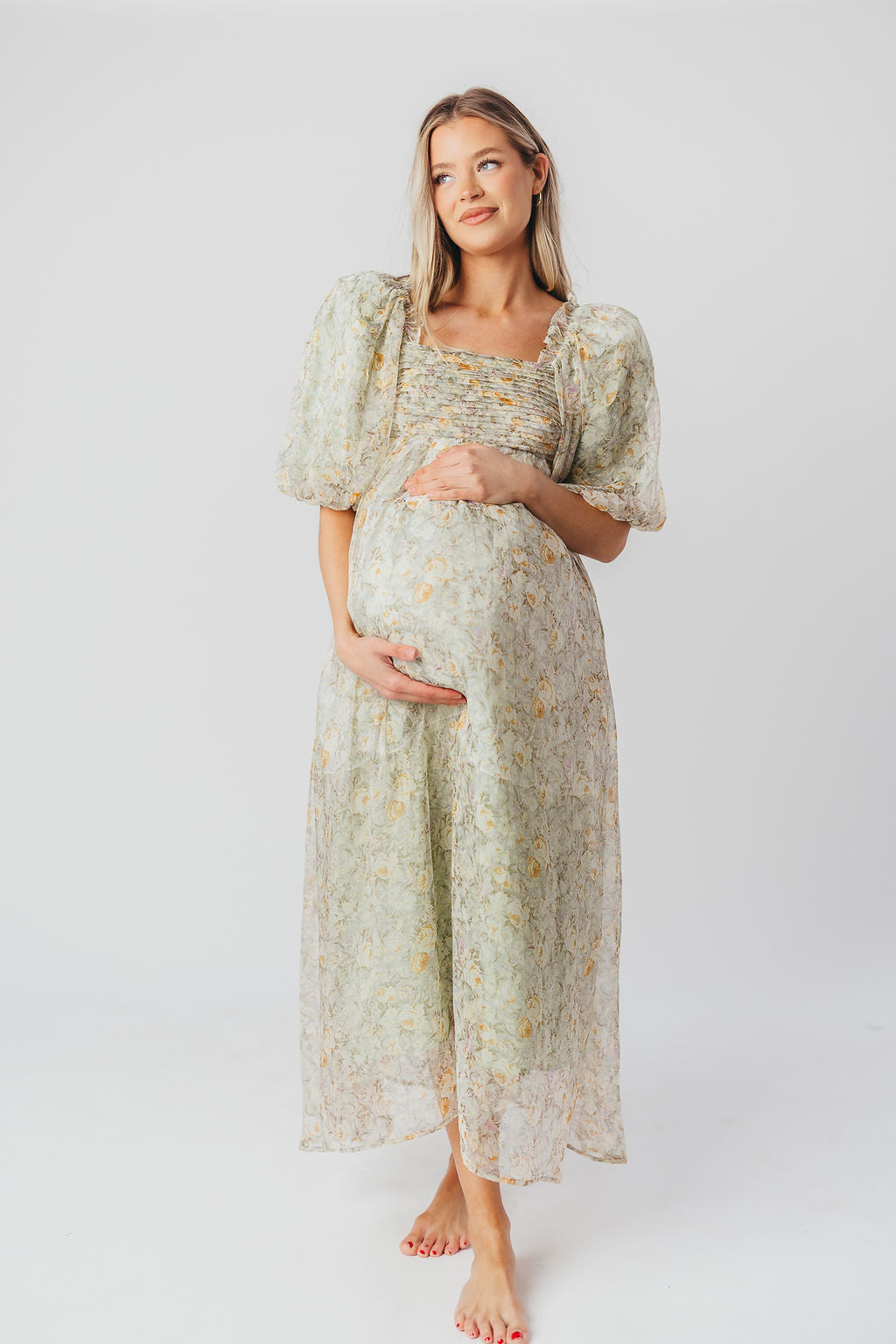 Melody-maxikleid mit falten und salbeifarbener blumenschleife – stoßfest und inklusive größe (S-3XL)