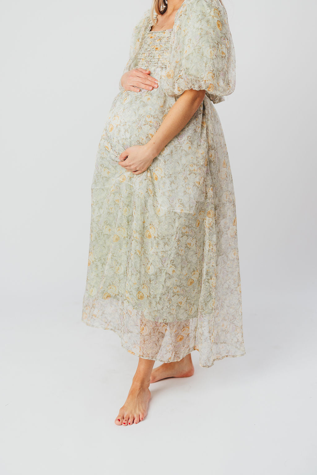 Melody-maxikleid mit falten und salbeifarbener blumenschleife – stoßfest und inklusive größe (S-3XL)