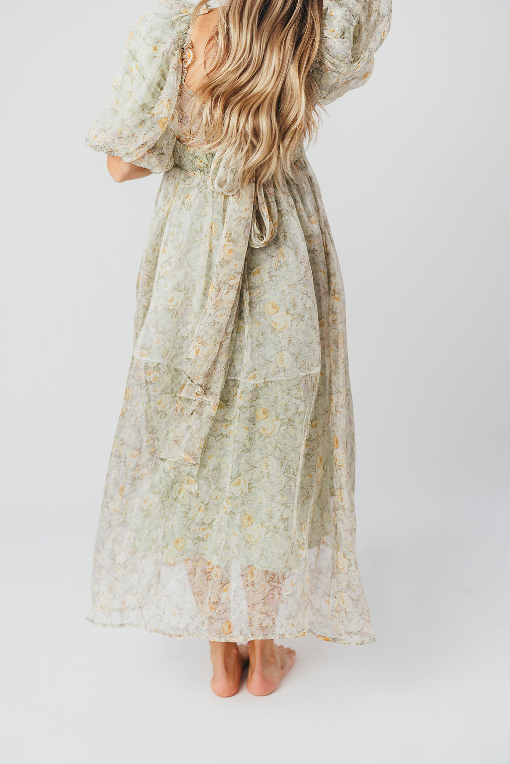 Melody-maxikleid mit falten und salbeifarbener blumenschleife – stoßfest und inklusive größe (S-3XL)