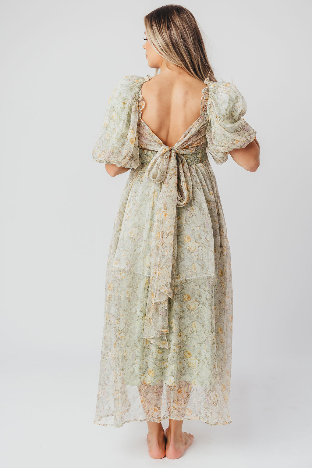 Melody-maxikleid mit falten und salbeifarbener blumenschleife – stoßfest und inklusive größe (S-3XL)