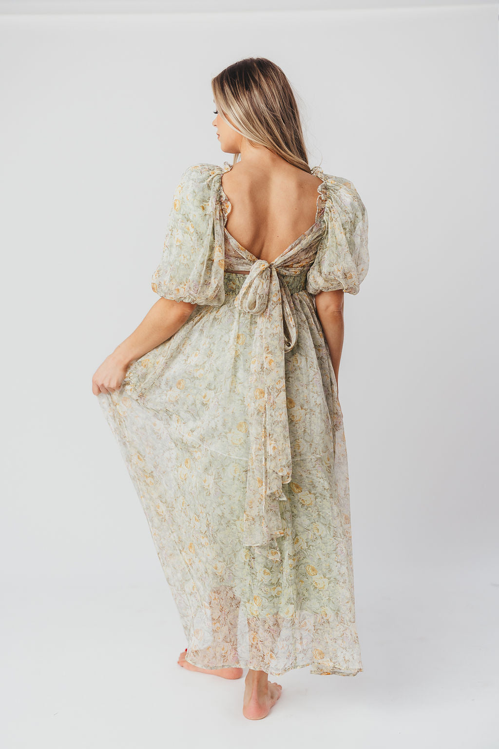 Melody-maxikleid mit falten und salbeifarbener blumenschleife – stoßfest und inklusive größe (S-3XL)