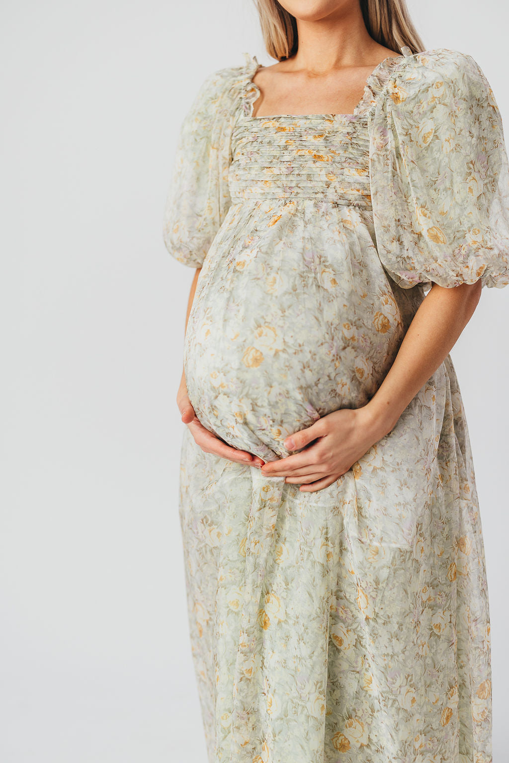 Melody-maxikleid mit falten und salbeifarbener blumenschleife – stoßfest und inklusive größe (S-3XL)