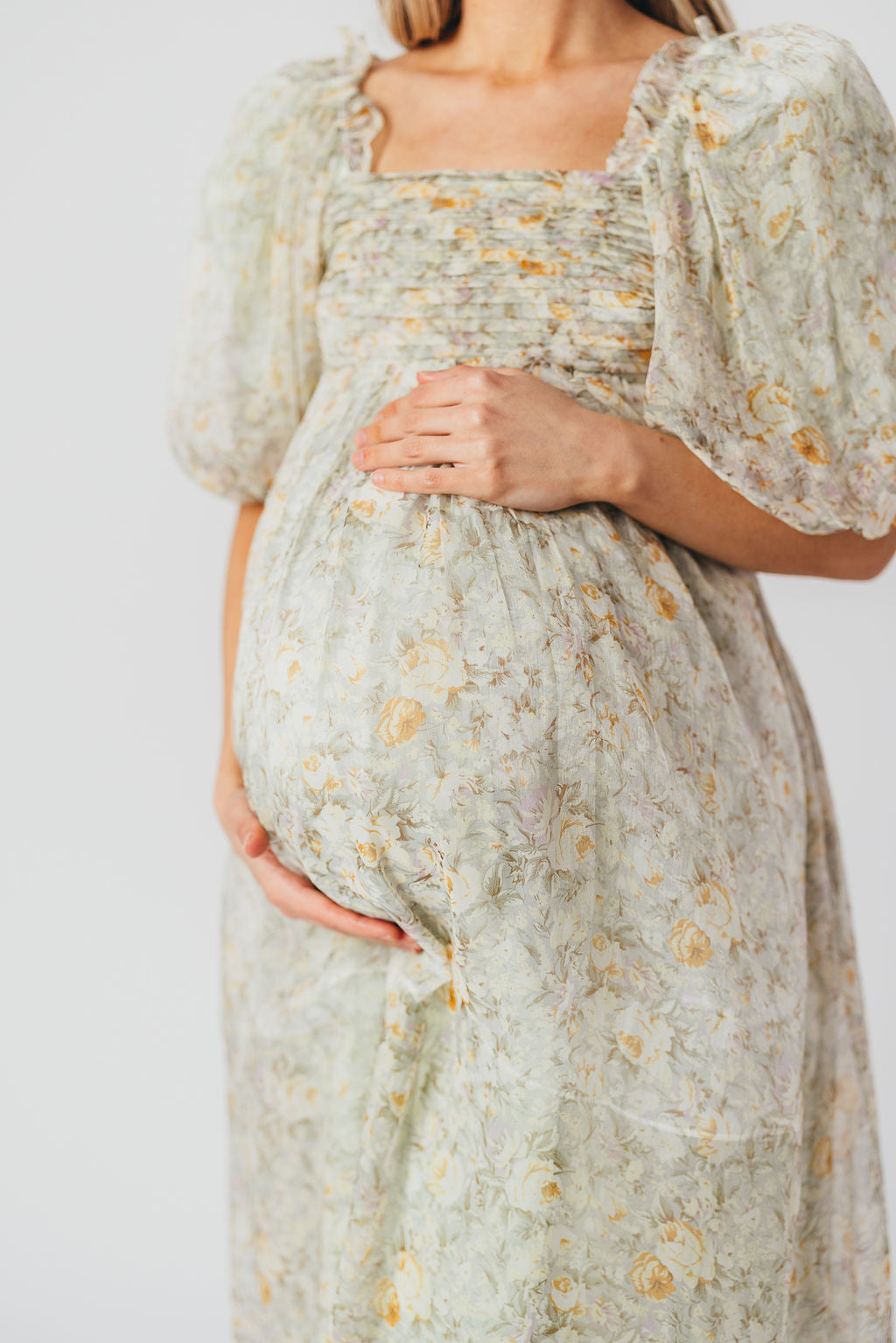 Melody-maxikleid mit falten und salbeifarbener blumenschleife – stoßfest und inklusive größe (S-3XL)
