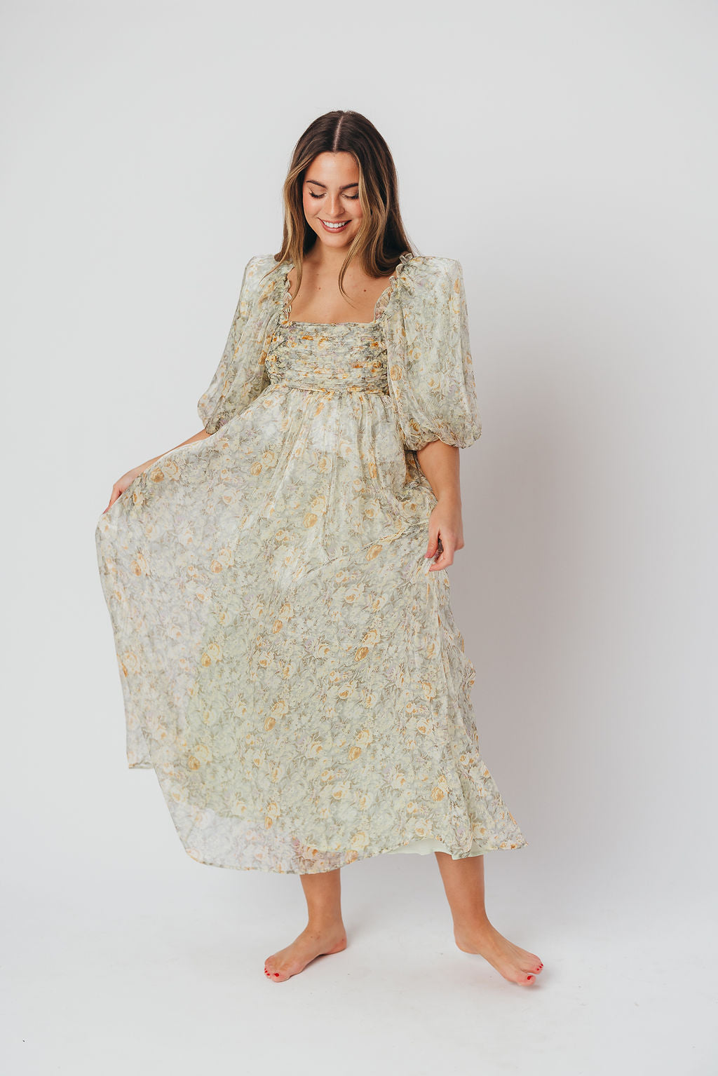Melody-maxikleid mit falten und salbeifarbener blumenschleife – stoßfest und inklusive größe (S-3XL)