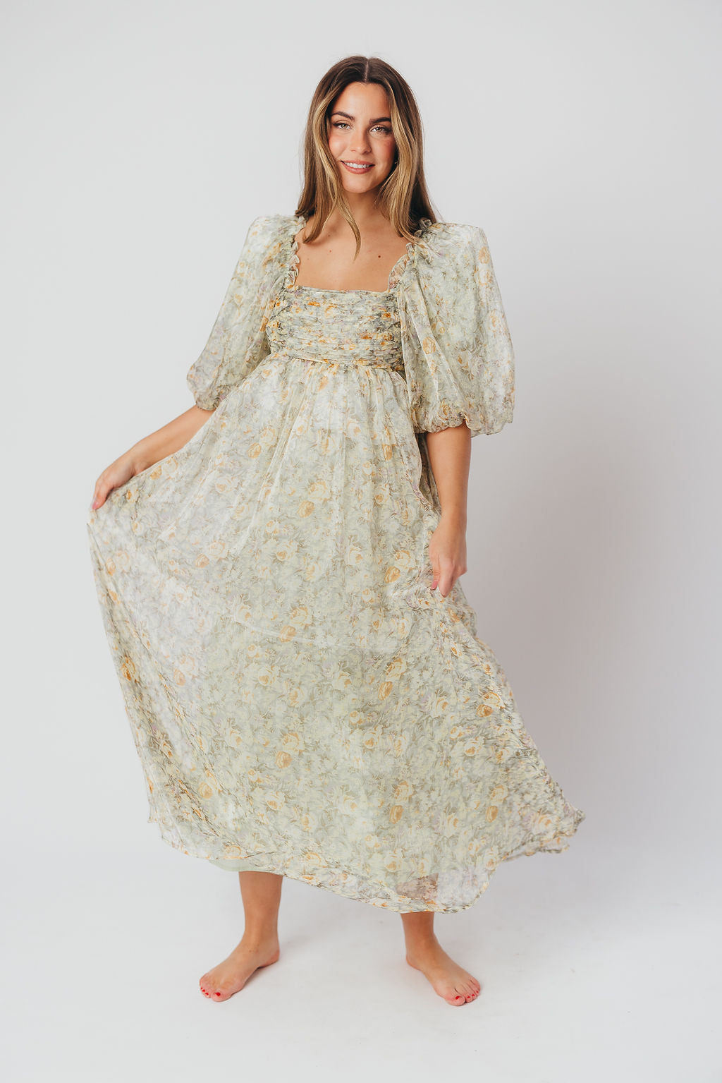 Melody-maxikleid mit falten und salbeifarbener blumenschleife – stoßfest und inklusive größe (S-3XL)