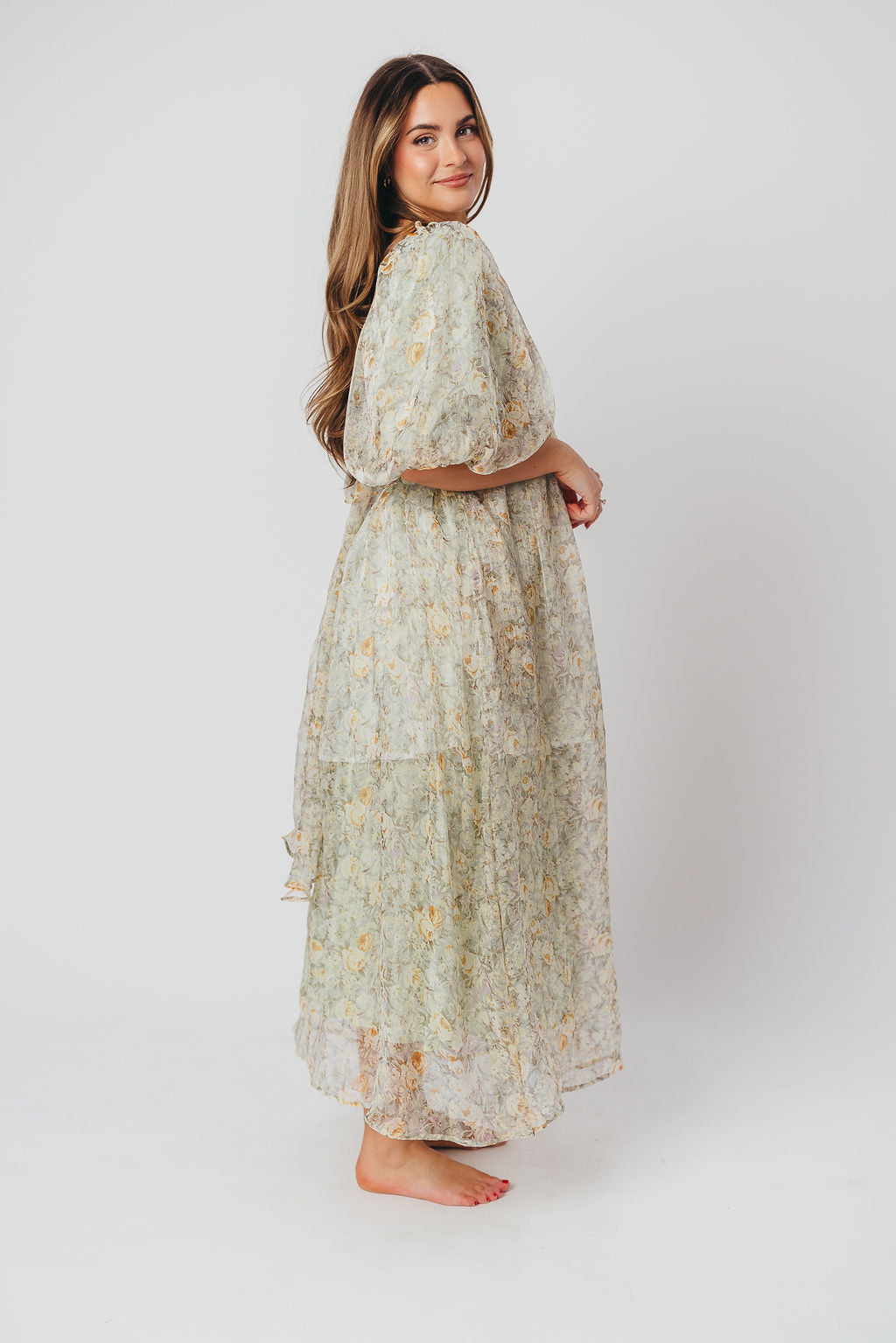 Melody-maxikleid mit falten und salbeifarbener blumenschleife – stoßfest und inklusive größe (S-3XL)