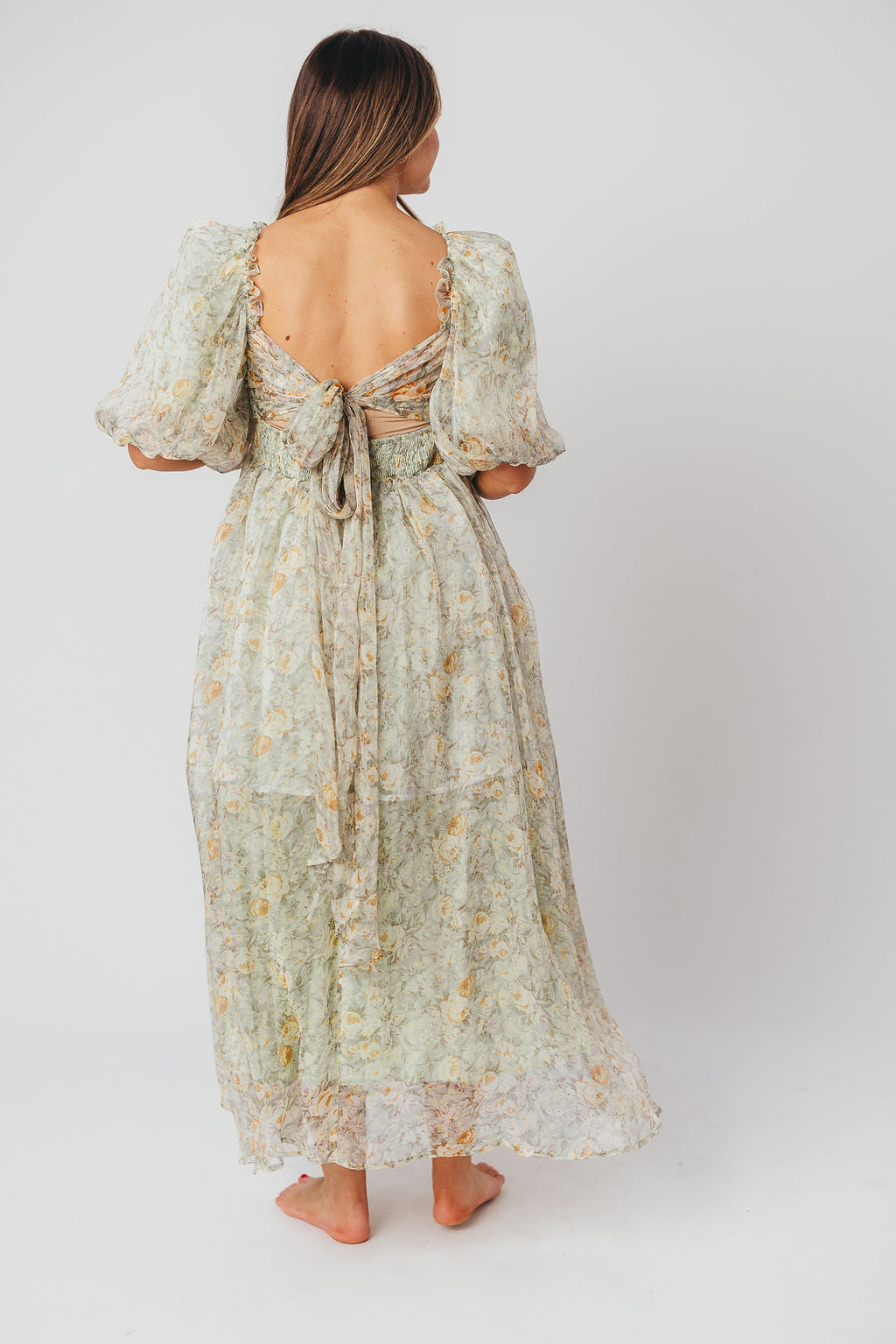 Melody-maxikleid mit falten und salbeifarbener blumenschleife – stoßfest und inklusive größe (S-3XL)