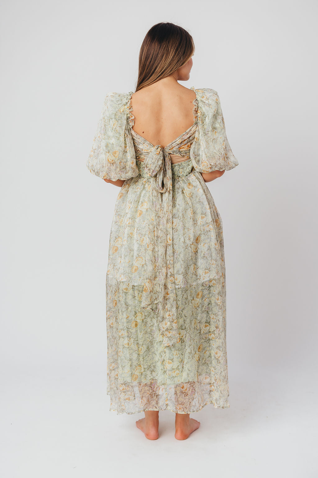 Melody-maxikleid mit falten und salbeifarbener blumenschleife – stoßfest und inklusive größe (S-3XL)