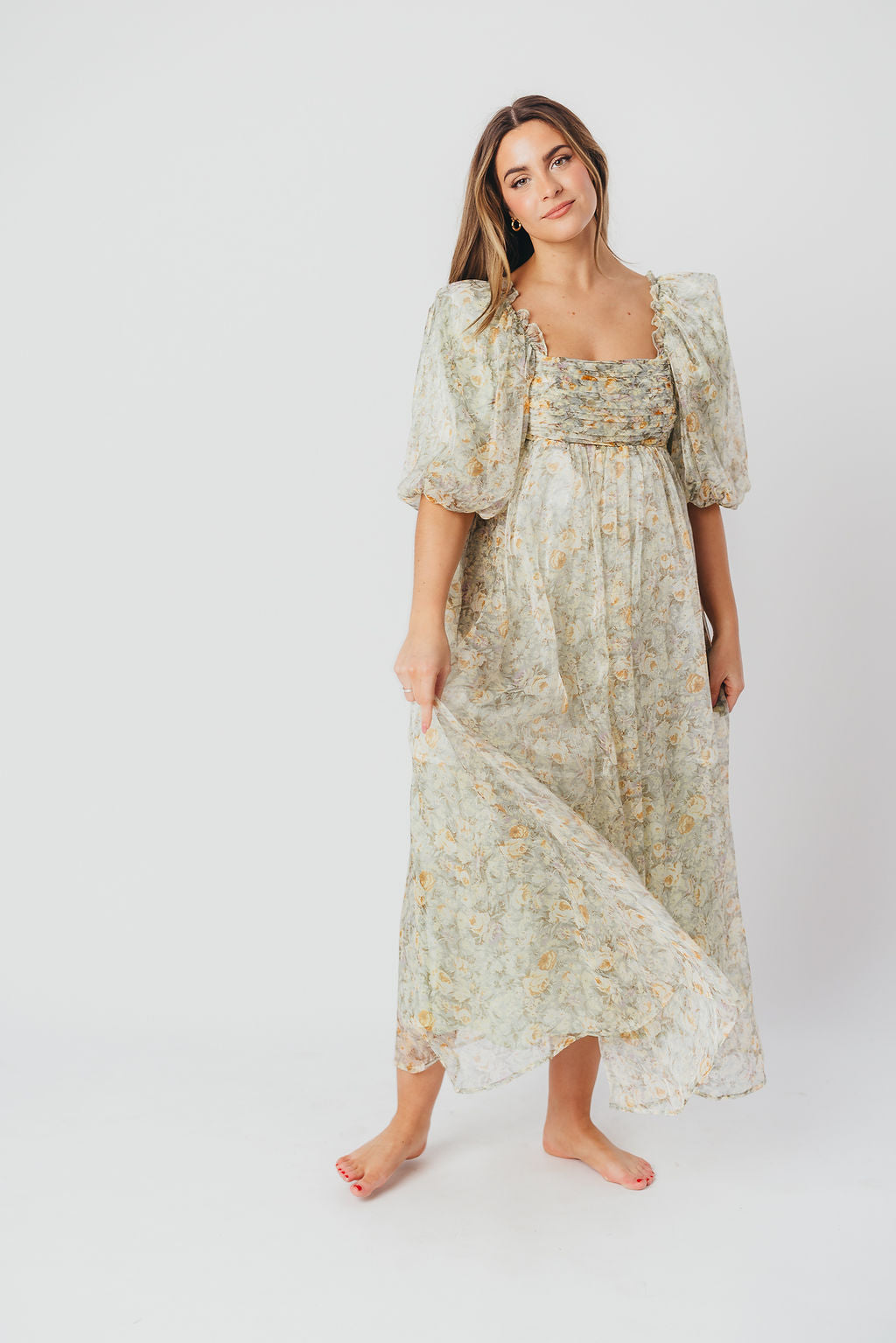 Melody-maxikleid mit falten und salbeifarbener blumenschleife – stoßfest und inklusive größe (S-3XL)