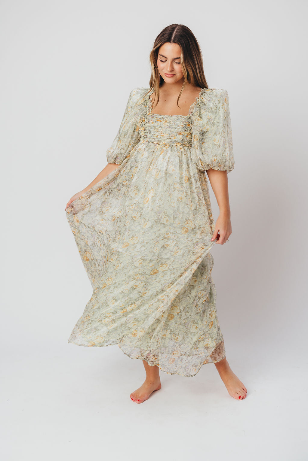 Melody-maxikleid mit falten und salbeifarbener blumenschleife – stoßfest und inklusive größe (S-3XL)