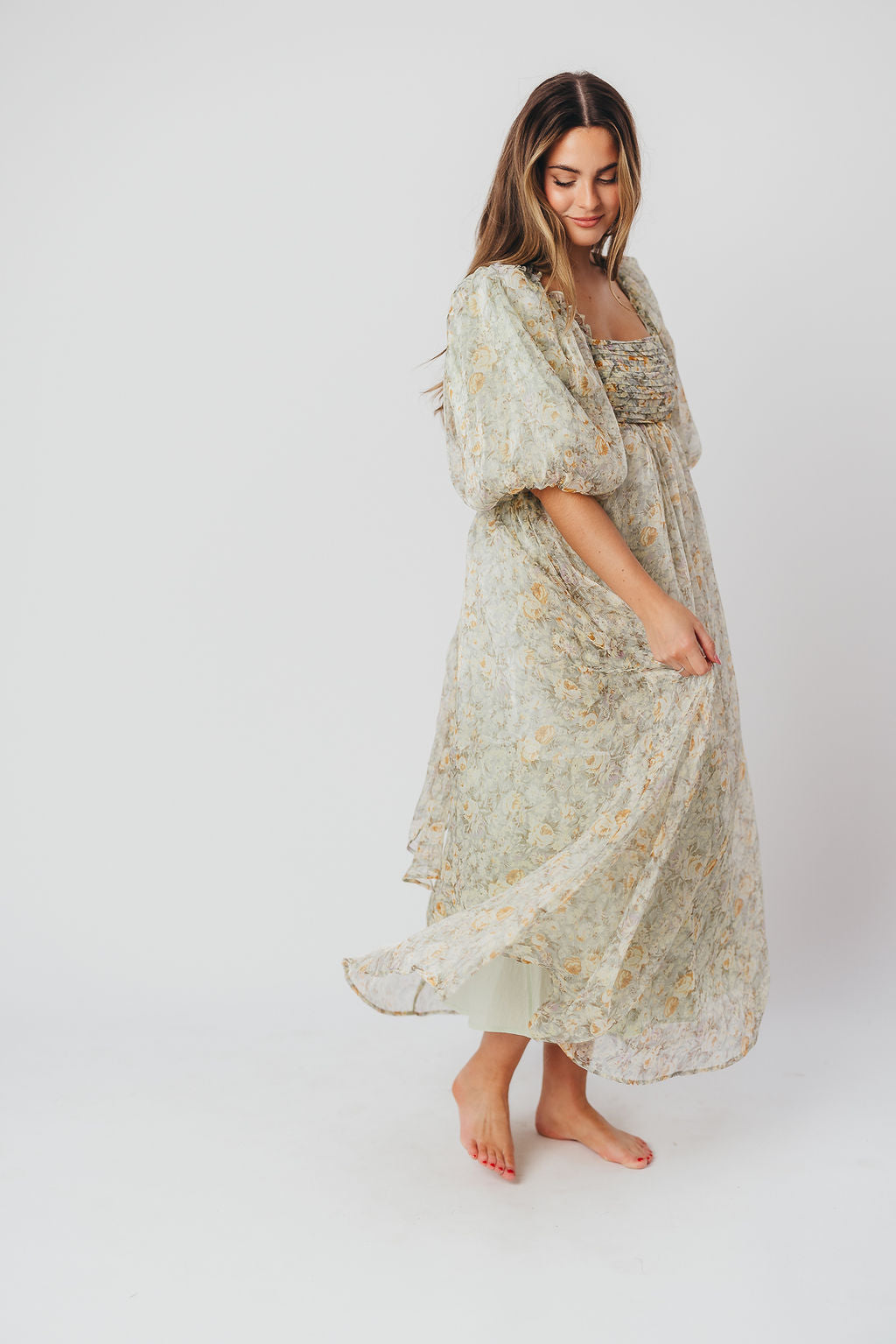 Melody-maxikleid mit falten und salbeifarbener blumenschleife – stoßfest und inklusive größe (S-3XL)