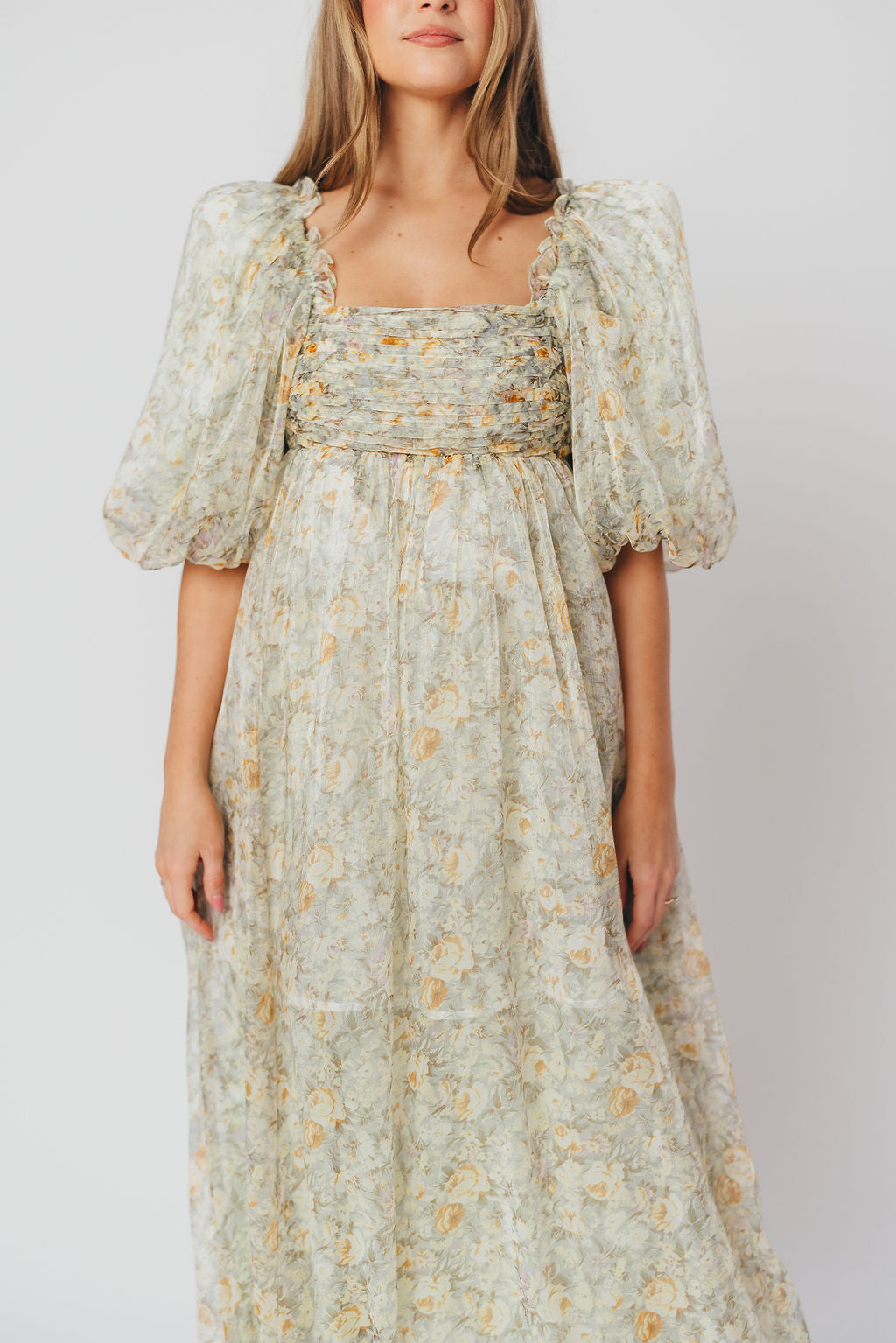 Melody-maxikleid mit falten und salbeifarbener blumenschleife – stoßfest und inklusive größe (S-3XL)
