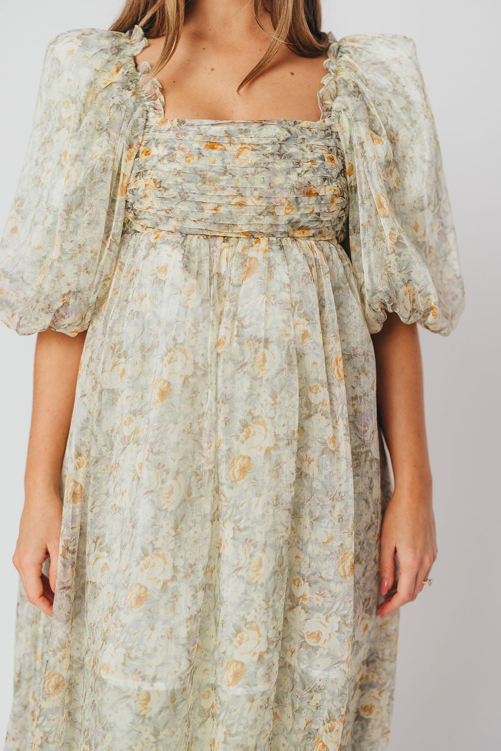 Melody-maxikleid mit falten und salbeifarbener blumenschleife – stoßfest und inklusive größe (S-3XL)