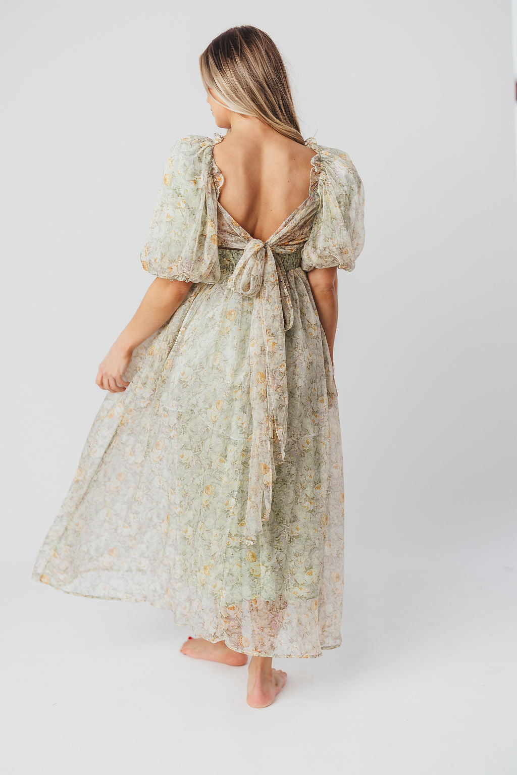 Melody-maxikleid mit falten und salbeifarbener blumenschleife – stoßfest und inklusive größe (S-3XL)
