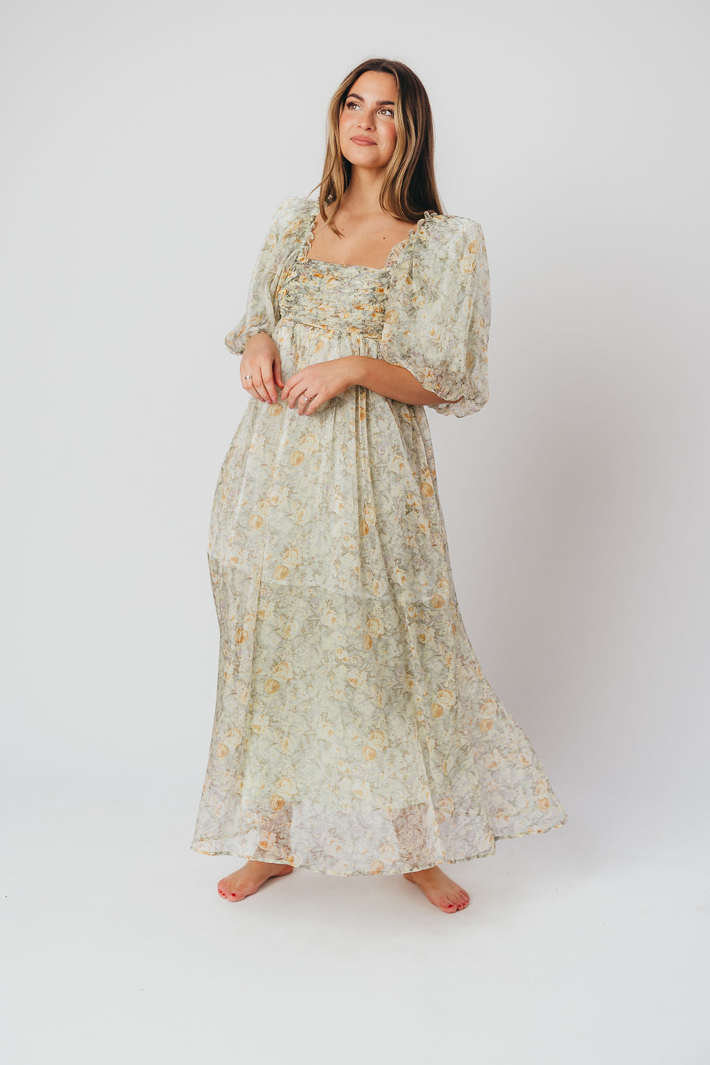 Melody-maxikleid mit falten und salbeifarbener blumenschleife – stoßfest und inklusive größe (S-3XL)