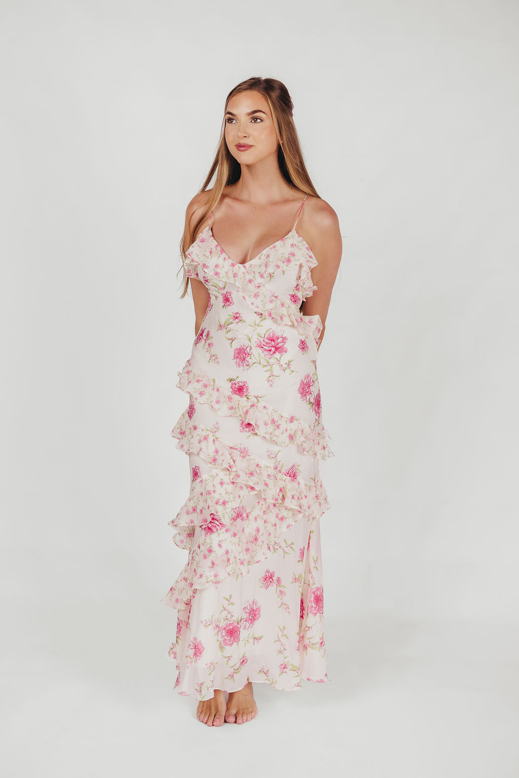 Amelia rüschen-maxikleid in elfenbein/rosa mit blumenmuster