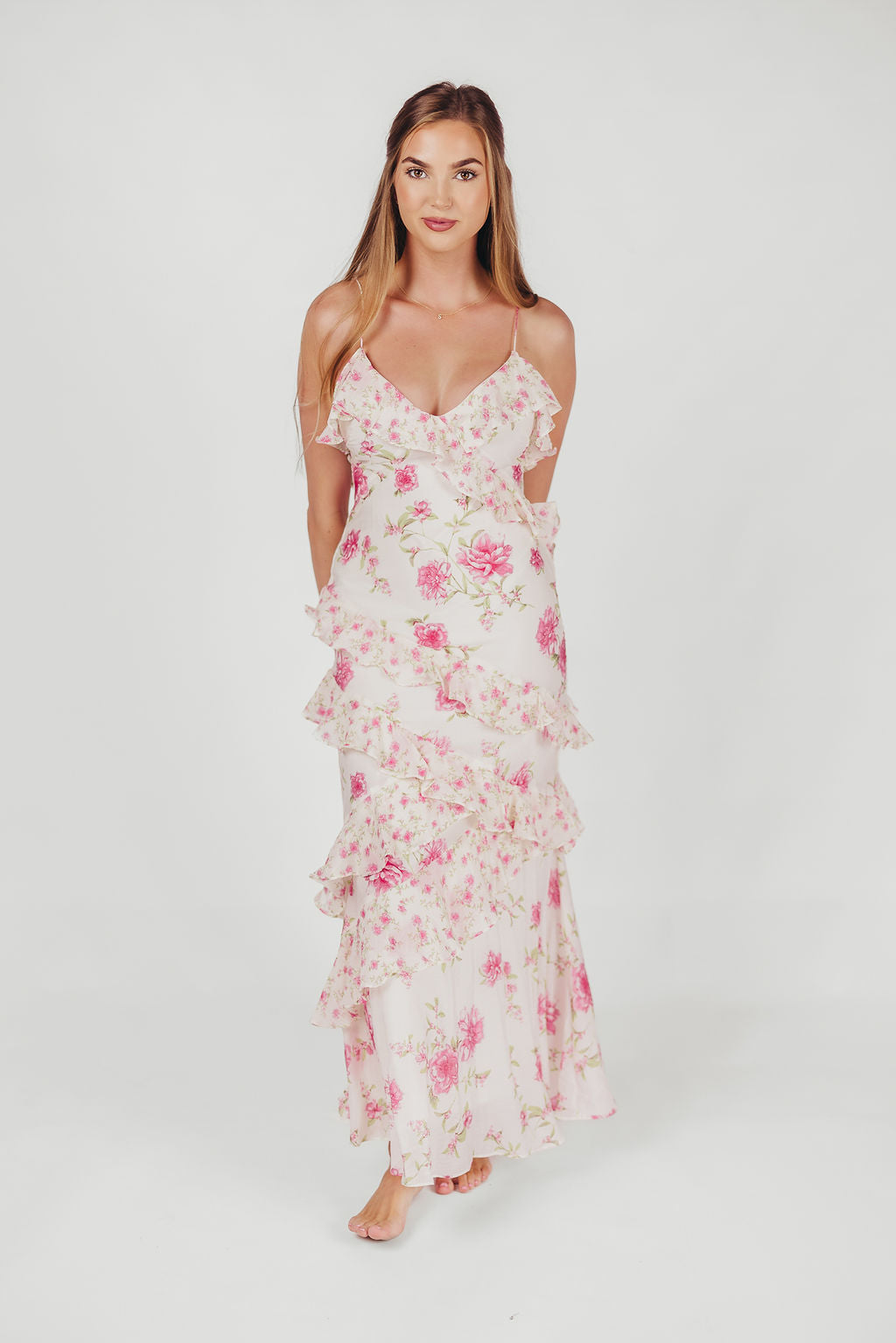 Amelia rüschen-maxikleid in elfenbein/rosa mit blumenmuster