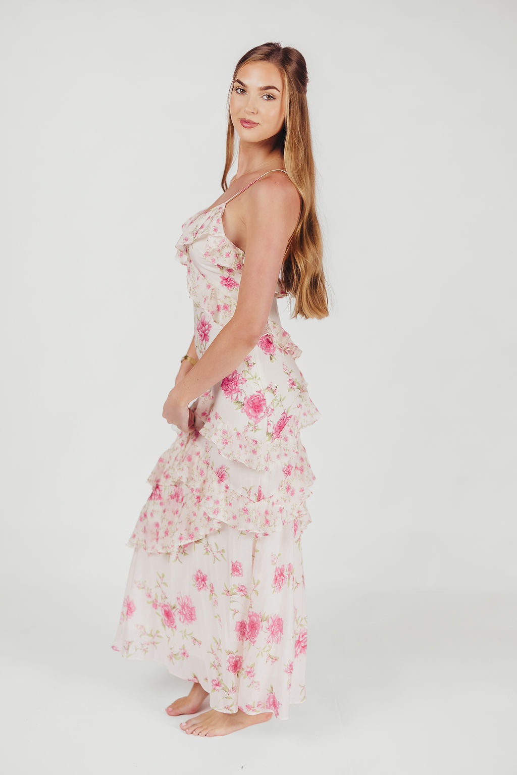 Amelia rüschen-maxikleid in elfenbein/rosa mit blumenmuster