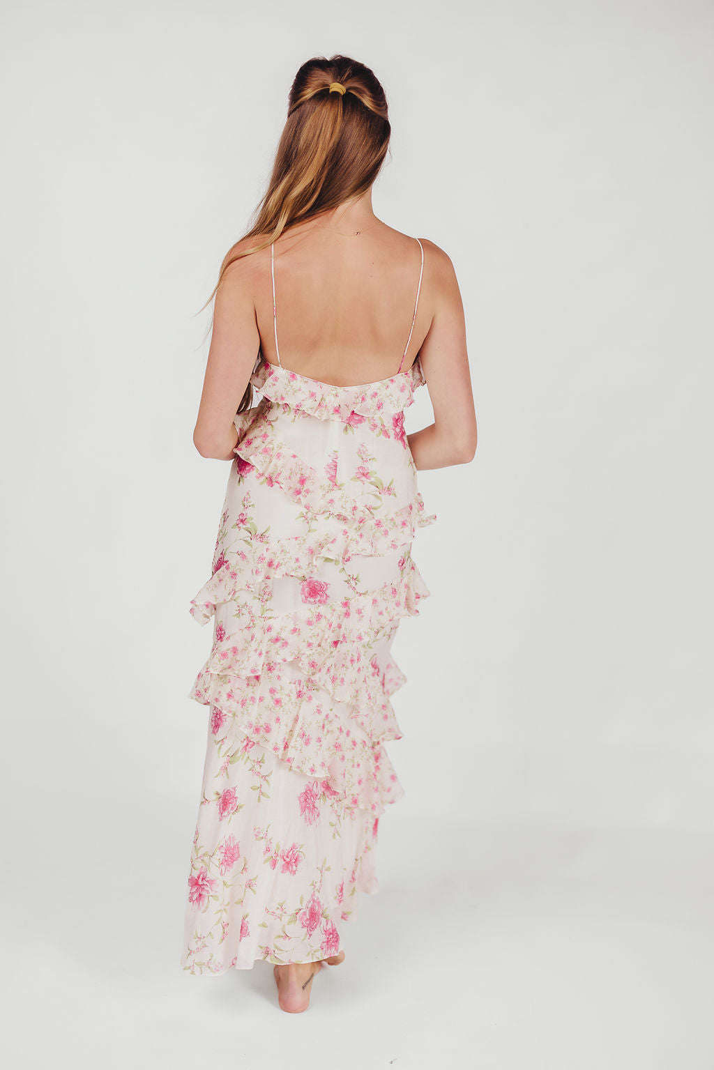 Amelia rüschen-maxikleid in elfenbein/rosa mit blumenmuster